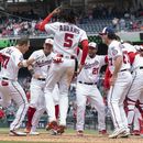 Alex Call, de los Nacionales de Washington, festeja tras conectar el jonrón del triunfo ante los Cachorros de Chicago, el jueves 4 de mayo de 2023 (AP Foto/Manuel Balce Ceneta)