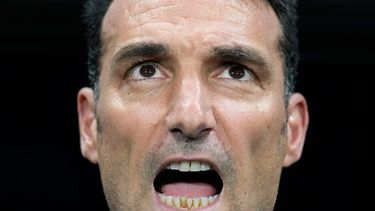 El técnico de Argentina Lionel Scaloni canta el himno nacional previo a la semifinal contra Inglaterra en el Mundial, el miércoles 15 de julio de 2026, en Atlanta. (AP Foto/Rebecca Blackwell)