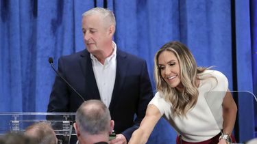 Lara Trump, recién elegida copresidenta del Comité Nacional Republicano, a la derecha, y el recién elegido presidente del comité, Michael Whatley, saludan a los asistentes desde el escenario tras la sesión general de la Reunión de Primavera del Comité Nacional Republicano, el viernes 8 de marzo de 2024 en Houston. (AP Foto/Michael Wyke)
