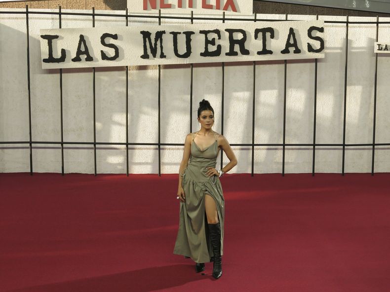 La actriz mexicana Paulina Gaitán posa en la alfombra roja de la serie de Netflix Las muertas en la Ciudad de México, el lunes 8 de septiembre de 2025. (Foto AP/Berenice Bautista)