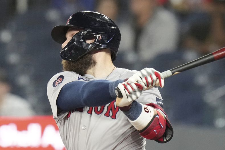 Trevor Story, de los Medias Rojas de Boston, pega un doble remolcador en el décimo capítulo ante los Azulejos de Toronto, el martes 24 de septiembre de 2024 (Chris Young/The Canadian Press via AP)
