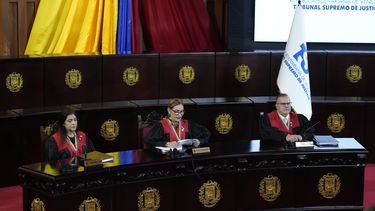La presidenta de la Corte Suprema, Caryslia Rodríguez, habla en el tribunal que está realizando una auditoría de los resultados controvertidos de las elecciones presidenciales en Caracas, Venezuela, el jueves 22 de agosto de 2024. (AP Foto/Ariana Cubillos)