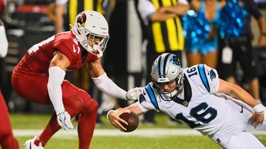 El quarterback de los Panthers de Carolina, Haynes King (16), se lanza a la zona de anotación junto al safety de los Cardinals de Arizona, Isaiah Oliver, a la izquierda, para ganar el partido en la última jugada de la segunda mitad del partido de pretemporada de la NFL del Salón de la Fama del Fútbol Americano en Canton, Ohio, el jueves 6 de agosto de 2026. (Foto AP/David Richard)