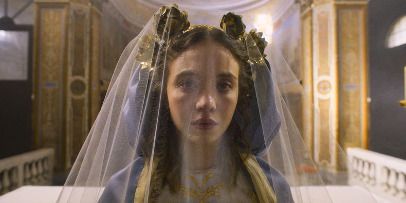 En esta imagen proporcionada por Neon, Sydney Sweeney en una escena de la película Immaculate. (Neon vía AP)