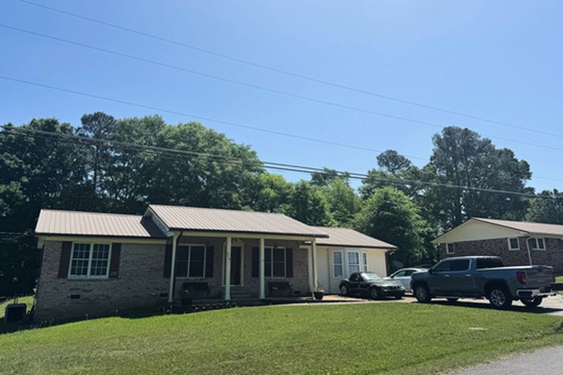 La casa en Anniston, Alabama, donde Marie Therese Ross, de 85 años, quien ha vuelto a Francia tras ser retenida bajo custodia de autoridades migratorias estadounidenses, vivió con su esposo, el veterano del Ejército estadounidense William Ross, el 17 de abril de 2026. (AP Foto/Safiyah Riddle)
