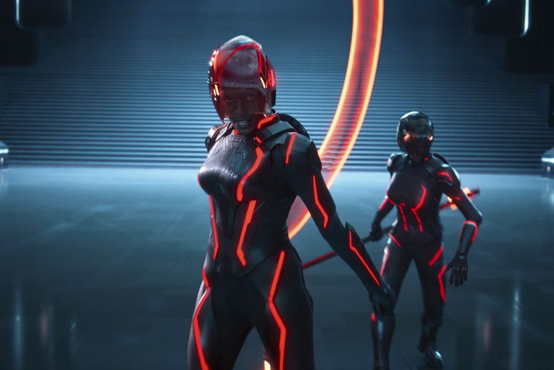 Esta imagen publicada por Disney muestra a Jodie Turner-Smith, en el centro, en una escena de Tron: Ares. (Disney via AP)