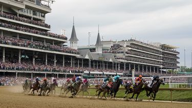 Caballos y jinetes pasan la primera curva durante la edición 149 del Derby de Kentucky, en Churchill Downs, el domingo 6 de mayo de 2023, en Louisville, Kentucky. (AP Foto/Julio Cortez)