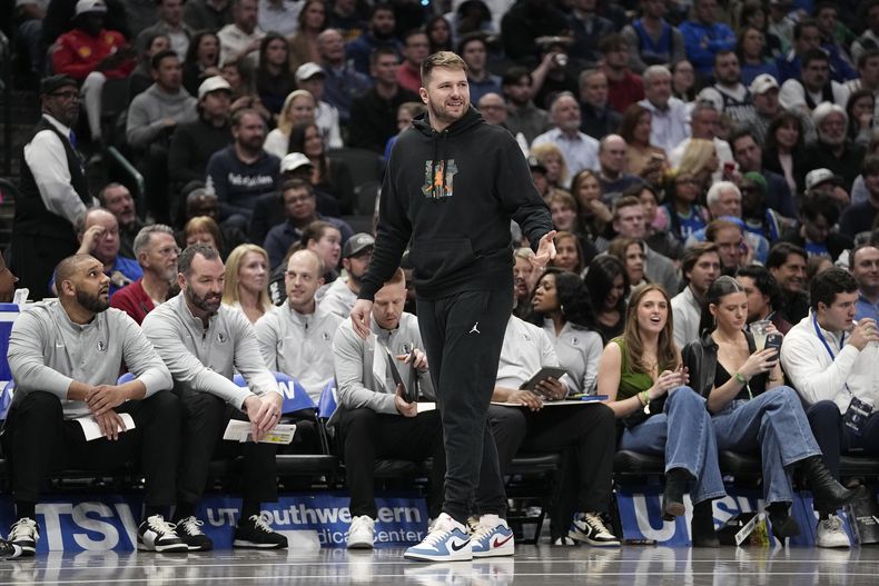 Luka Doncic de los Mavericks de Dallas, quien no jugó, mira el juego contra los Clippers de Los Ángeles en la segunda mitad de un partido de baloncesto de la NBA en Dallas, el jueves 19 de diciembre de 2024. (AP Foto/Tony Gutiérrez)