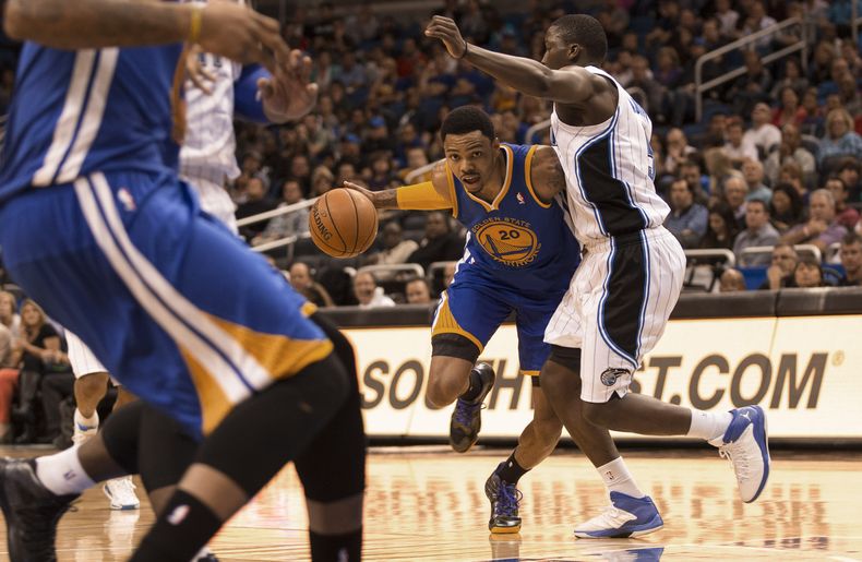 Kent Bazemore, de los Warriors de Golden State, conduce el bal&oacute;n hacia la cesta frente a Victor Oladipo, del Magic de Orlando, en el encuentro del martes 31 de diciembre de 2013 (AP Foto/Willie J. Allen Jr.)