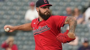 Hunter Gaddis de los Guardianes de Cleveland lanza en la primera entrada ante los Medias Blancas de Chicago el lunes 22 de mayo del 2023. (AP Foto/Sue Ogrocki)