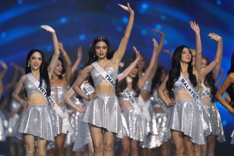 Concursantes participan en la final del 74º certamen de Miss Universo en la provincia de Nonthaburi, Tailandia, el viernes 21 de noviembre de 2025. (Foto AP/Sakchai Lalit)