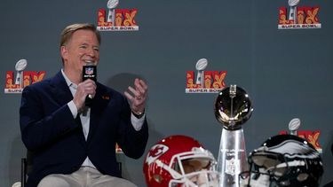 El comisionado de la NFL Roger Goodell habla en conferencia de prensa antes del Super Bowl LIX entre los Eagles de Filadelfia y los Chiefs de Kansas City el lunes 3 de febrero del 2025. (AP Foto/Matt York)
