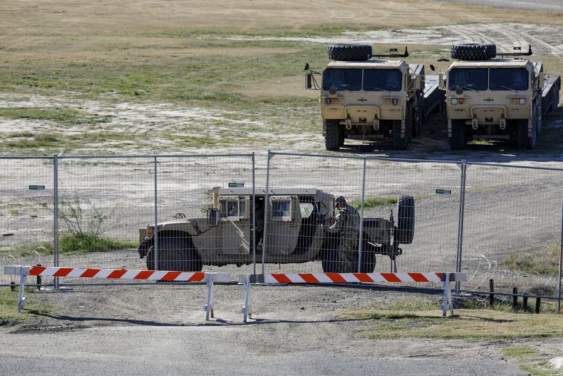 Un agente del Departamento de Seguridad Pública de Texas vigila una entrada al Parque Shelby, el jueves 11 de enero de 2024, en Eagle Pass, Texas. (Sam Owens/The San Antonio Express-News vía AP)