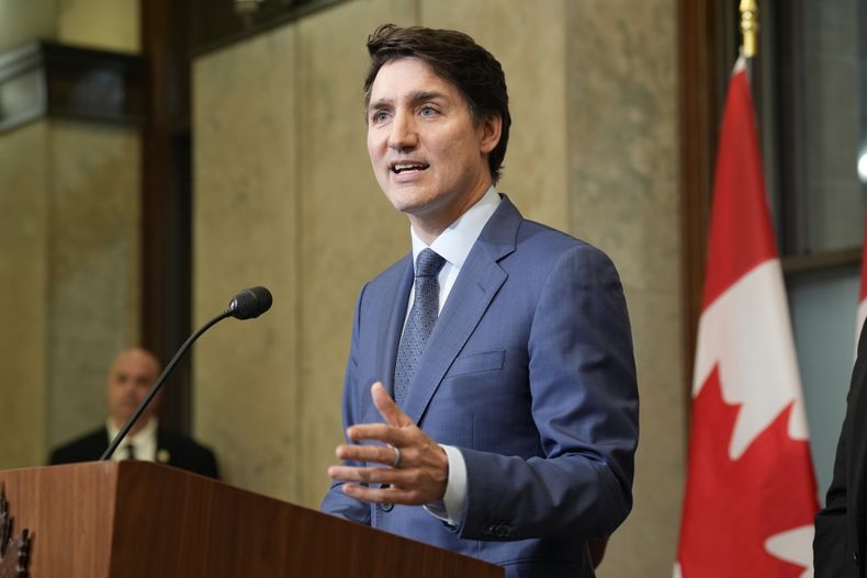 El primer ministro canadiense, Justin Trudeau, sostiene una conferencia de prensa sobre los aranceles impuestos por Estados Unidos, en Ottawa, el martes 4 de marzo de 2025. (Adrian Wyld /The Canadian Press vía AP)