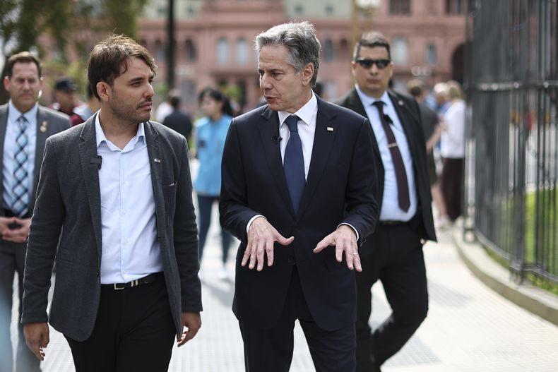 El secretario de Estado de Estados Unidos, Antony Blinken, en el centro, habla con un funcionario no identificado mientras camina afuera del palacio presidencial de la Casa Rosada en Buenos Aires, Argentina, el viernes 23 de febrero de 2024. (Agustín Marcarian/Pool Foto vía AP)