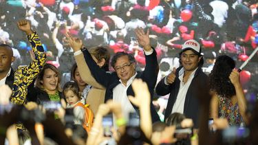 ARCHIVO - El candidato presidencial Gustavo Petro, en el centro, es acompañado por su hijo Nicolás Petro, a la derecha, en la jornada electoral del 29 de mayo de 2022 en Bogotá, Colombia. El hijo del presidente colombiano no aceptó el martes 1 de agosto de 2023 los cargos por enriquecimiento ilícito y lavado de dinero de los que ha sido acusado por las autoridades judiciales. (AP Foto/Fernando Vergara, Archivo)