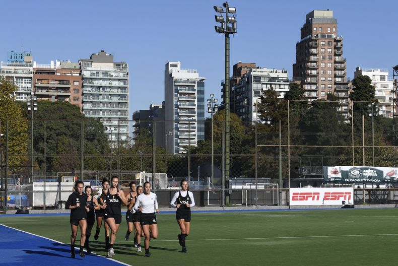 La selección femenina de hockey sobre césped durante un entrenamiento, el 16 de mayo de 2024, en Buenos Aires. (AP Foto/Gustavo Garello)