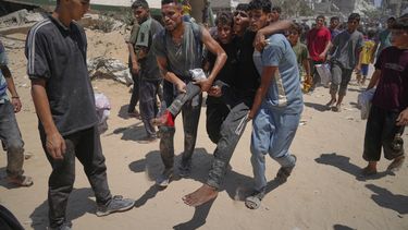 Palestinos trasladan a un hombre herido mientras trataba de conseguir ayuda humanitaria lanzada por aire sobre la Ciudad de Gaza, en el norte de la Franja de Gaza, el 7 de agosto de 2025. (AP Foto/Jehad Alshrafi)