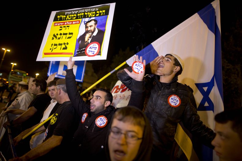 Activistas de ultraderecha israel&iacute;es se manifiestan en el lugar donde un hombre estrell&oacute; su furgoneta contra una parada de tren, en Jerusal&eacute;n, el 5 de noviembre de 2014. (Foto AP/Oded Balilty)
