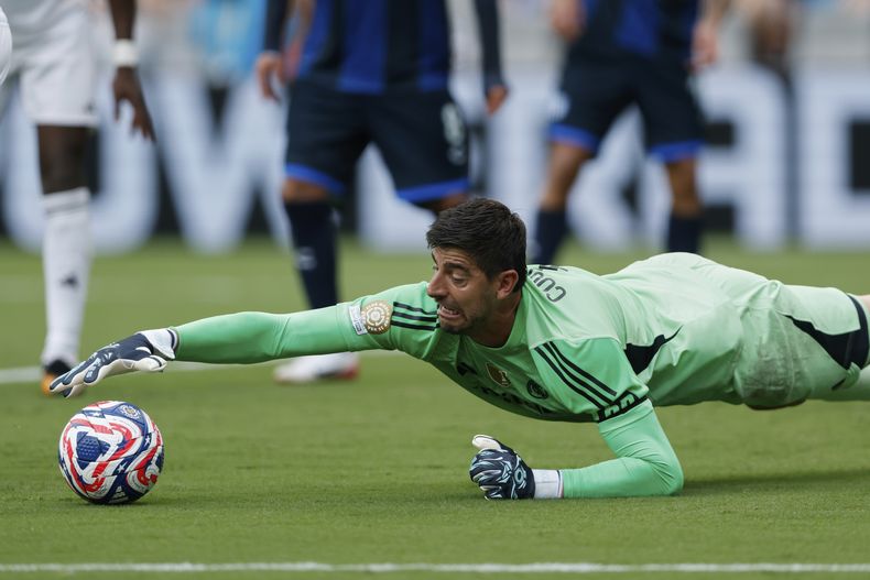 El arquero del Real Madrid Thibaut Courtois alcanza el balón en el partido contra Pachuca en el Mundial de Clubes, el domingo 22 de junio de 2025, en Charlotte. (AP Foto/Nell Redmond)