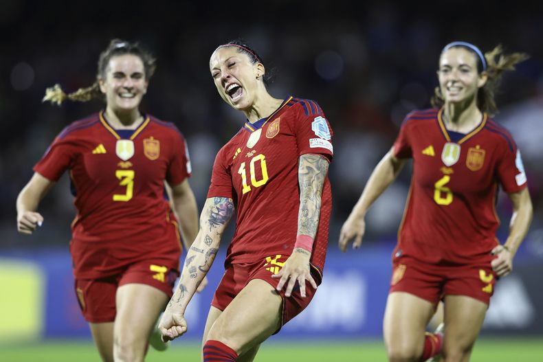 Jenni Hermoso (10) celebra después de marcar el gol de la victoria de la selección de España durante la Liga de Naciones Femenina entre Italia y España, en el estadio Arechi, en Salerno, Italia, el viernes 27 de octubre de 2023. (Alessandro Garofalo/LaPresse vía AP)
