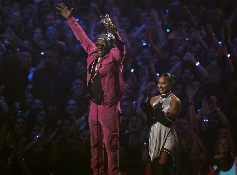Flavor Flav, izquierda, y Jordan Chiles presentan el premio a la mejor colaboración durante los MTV Video Music Awards el miércoles 11 de septiembre de 2024 en el UBS Arena de Elmont, Nueva York (Foto Charles Sykes/Invision/AP)