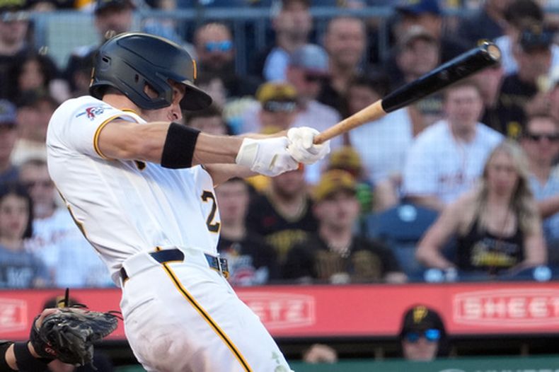 Jake Mangum, de los Piratas de Pittsburgh, pega un sencillo remolcador ante los Mellizos de Minnesota el sábado 30 de mayo de 2026 (AP Foto/Tom E. Puskar)