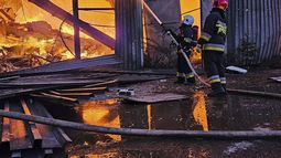 En esta imagen, distribuida por el Servicio de Emergencias de Ucrania, bomberos tratan de sofocar un incendio causado por un ataque ruso, en Leópolis, Ucrania, el 19 de septiembre de 2023. (Servicio de Emergencias de Ucrania vía AP)