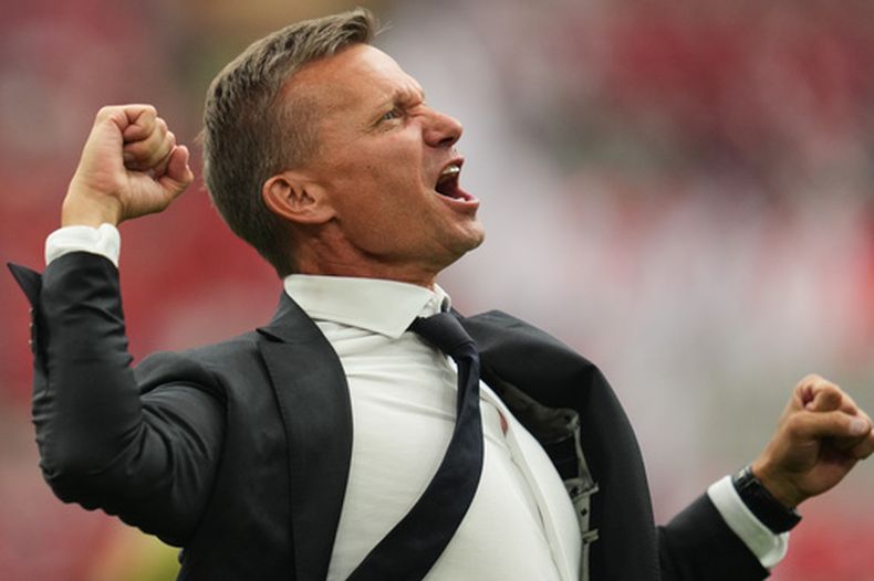 El director técnico de Canadá, Jesse Marsch, celebra la victoria de su equipo en el partido de fútbol del Grupo B de la Copa Mundial contra Catar en Vancouver, Columbia Británica, el jueves 18 de junio de 2026. (Foto AP/Abbie Parr)