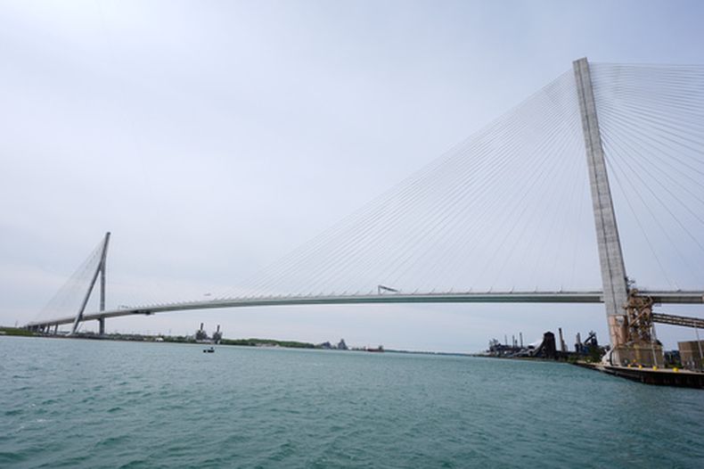 En esta imagen del 22 de mayo de 2026 se puede ver la construcción del Puente Gordie Howe entre Windsor, Canadá, y Detroit. (AP Foto/Paul Sancya, Archivo)