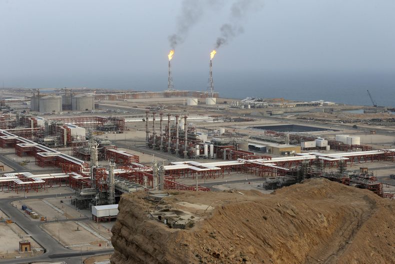 ARCHIVO - Una refinería de gas natural en el campo de South Pars en la costa norte del Golfo Pérsico, en Asaluyeh, Irán, el 16 de marzo de 2019. (AP Foto/Vahid Salemi, Archivo)