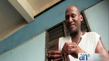 cubano se gana la vida reparando sombrillas pero su verdadera pasion es cantar