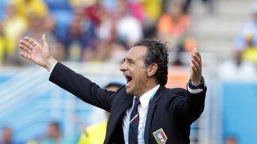 americateve | El t&eacute;cnico de Italia, Cesare Prandelli, gesticula en un partido contra Uruguay en el Mundial el martes, 24 de junio de 2014, en Natal, Brasil. (AP Photo/Antonio Calanni)