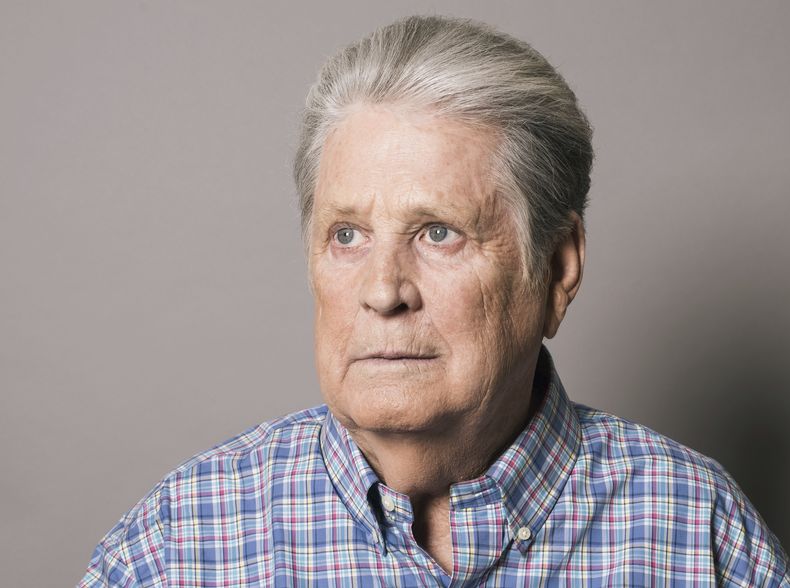 ARCHIVO – El músico Brian Wilson posa para un retrato en Los Ángeles el 2 de junio de 2015. (Foto de Casey Curry/Invision/AP, Archivo)
