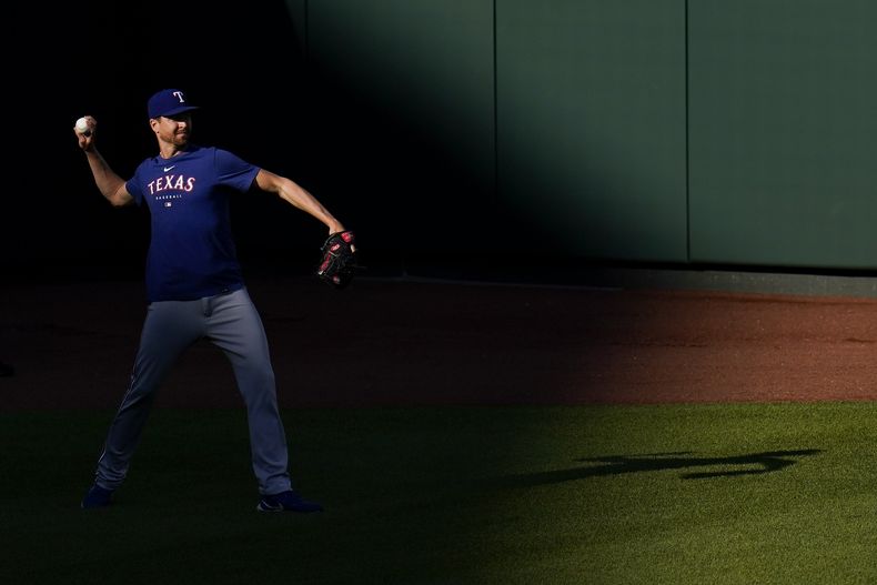 En foto del 26 de mayo del 2023, el abridor de los Rangers de Texas Jacob deGrom trabaja antes del juego ante los Orioles de Baltimore. (AP Foto/Julio Cortez)