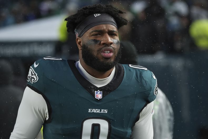 ARCHIVO - Bryce Huff, de los Eagles de Filadeflia, camina dentro del campo durante un partido de la ronda divisional de los Playoffs de la Conferencia Nacional entre los Eagles de Filaddelfia y los Rams de Los Ángeles, el domingo 19 de mayo de 2025, en Filadelfia. (AP Foto/Matt Slocum, Archivo)