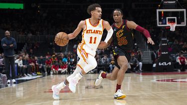 Young guía a mejorados Hawks al menos a minitorneo