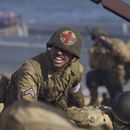 En esta imagen proporcionada por National Geographic, el actor Francesco Di Rauso, interpreta al soldado médico Waverly Woodson Jr., quien rindió servicio con el 320o Batallón de Globos de Barrera en el Día D en una escena de la serie documental Erased: WW2s Heroes of Color. (National Geographic vía AP)