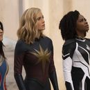 En esta imagen proporcionada por Disney, Iman Vellani como Ms. Marvel, de izquierda a derecha, Brie Larson como Capitana Marvel, y Teyonah Parris como la Capitana Monica Rambeau en una escena de The Marvels. (Laura Radford/Disney-Marvel Studios vía AP)