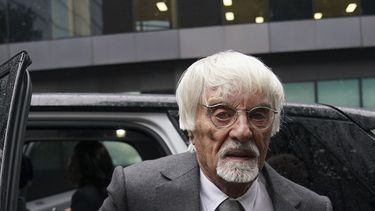Bernie Ecclestone, el exjefe de la Fórmula Uno, a su llegada juzgado de Southwark, el jueves 12 de octubre de 2023, en Londres. (Lucy North/PA vía AP)