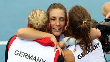 americateve | Andrea Petkovic, centro, celebra con sus compa&ntilde;eras su victoria sobre Samantha Stosur en semifinales de la Copa Federaci&oacute;n de tenis. Alemania se puso en ventaja sobre Australia por 2-0 en Brisbane, Australia, el s&aacute;bado 19 de abril del