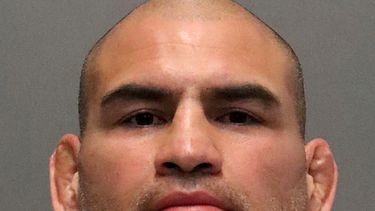 Caín Velásquez demanda a hombre por abuso contra su hijo