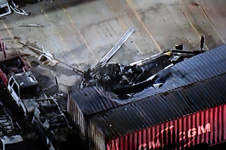 En esta imagen proporcionada por KABC-TV se ve un helicóptero que se estrelló cerca del lugar de un accidente de autobús, en Los Ángeles, el martes 15 de septiembre de 2026. (KABC-TV vía AP)