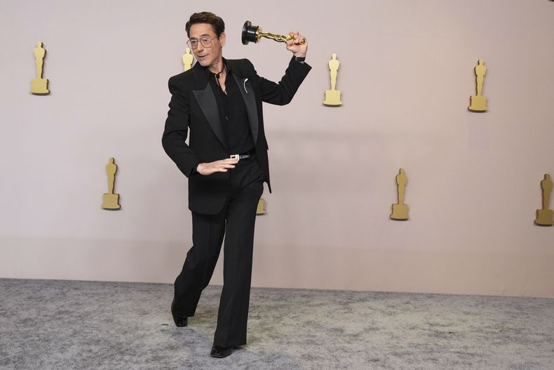 Robert Downey Jr. posa en la sala de prensa con el premio a mejor actor de reparto por Oppenheimer en los Oscar el domingo 10 de marzo de 2024, en el Teatro Dolby en Los Ángeles. (Foto Jordan Strauss/Invision/AP)