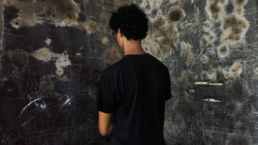 Un aspirante a modelo de 17 años del norte de Marruecos, que no quiso dar su nombre porque estaba solo y temía por su seguridad, posa para una foto durante una entrevista cerca de la playa El Trampolín, en el enclave español de Ceuta, el miércoles 30 de septiembre de 2026. (AP Foto/Bernat Armangue)