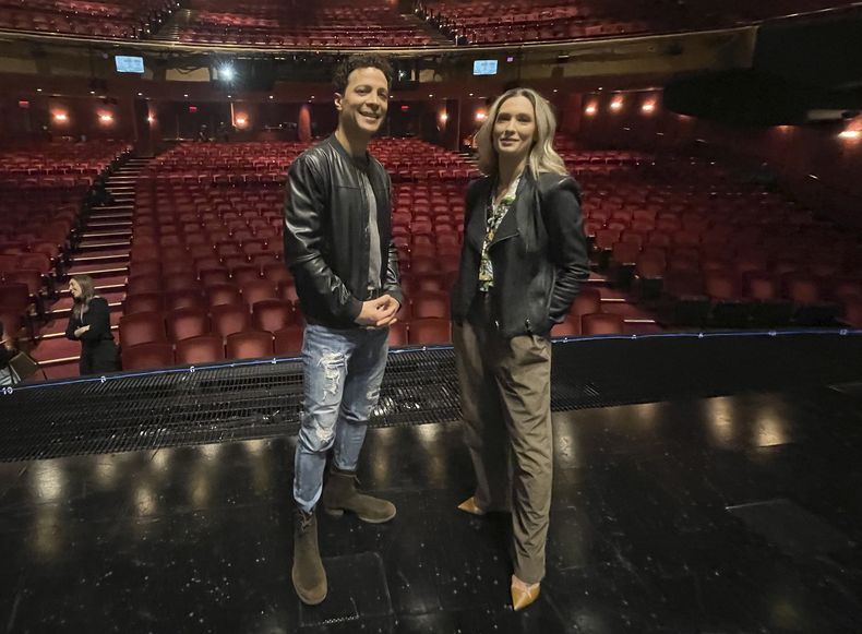 Justin Guarini, a la izquierda, y Briga Heelan, estrellas del musical Once Upon a One More Time, posan para una foto en el Teatro Marquis de Nueva York el 7 de junio de 2023. (Foto AP/John Carucci)