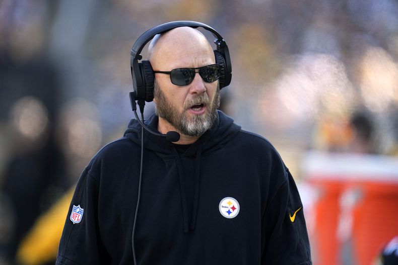ARCHIVO - El coordinador ofensivo de los Steelers de Pittsburgh Matt Canada durante el partido contra los Packers de Green Bay, el domingo 12 de noviembre de 2023. (AP Foto/Gene J. Puskar)