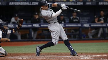 Judge pega 2 jonrones y Yanquis vencen 5-4 a Rays
