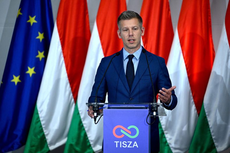 El líder del Partido Tisza y primer ministro electo de Hungría, Peter Magyar, da una rueda de prensa en Budapest, Hungría, el lunes 20 de abril de 2026. (Robert Hegedus/MTI vía AP)