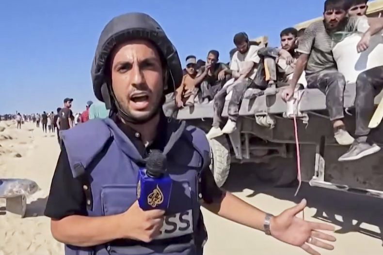 Esta imagen reciente sin fecha, tomada de un video transmitido por la televisora Al Jazeera de Qatar, muestra al corresponsal en árabe de la cadena en Gaza, Anas al-Sharif, informando ante la cámara en Gaza. Al-Sharif y otros cuatro miembros del personal de Al Jazeera murieron por un ataque con drones israelíes contra su tienda de campaña en la ciudad de Gaza poco antes de la medianoche del domingo 10 de agosto de 2025. (Al Jazeera vía AP)